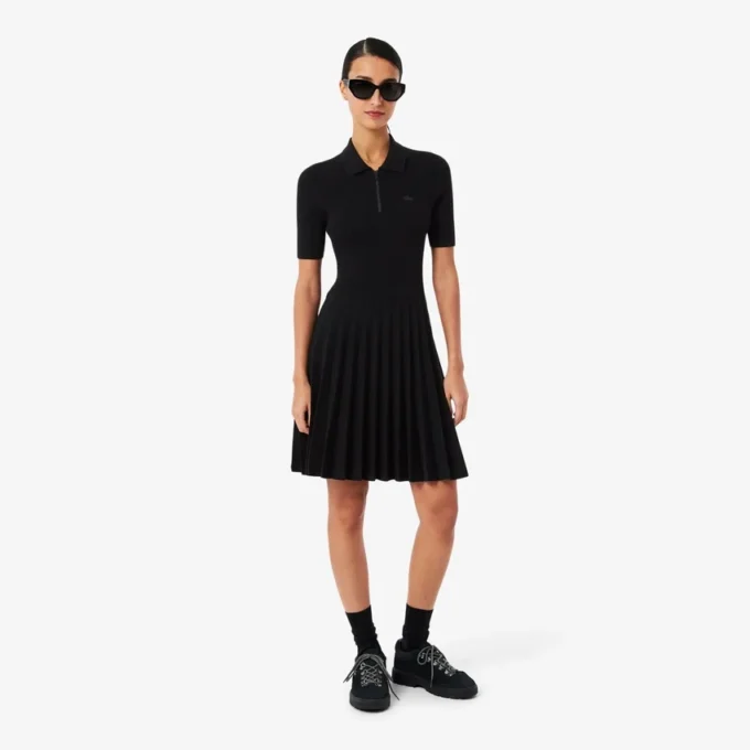 Abito da donna con colletto polo plissettato Abito da donna con colletto polo plissettato