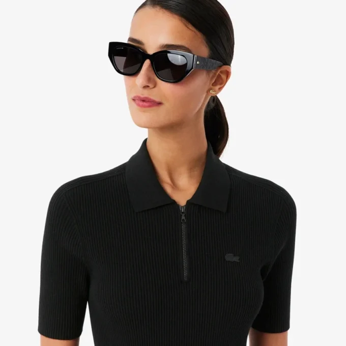 Abito da donna con colletto polo plissettato Abito da donna con colletto polo plissettato