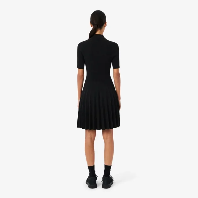 Abito da donna con colletto polo plissettato Abito da donna con colletto polo plissettato