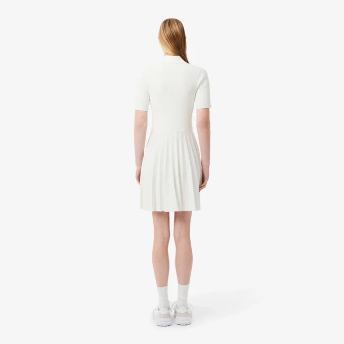 Abito da donna con colletto polo plissettato Abito da donna con colletto polo plissettato
