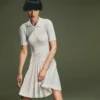 Abito da donna con colletto polo plissettato Abito da donna con colletto polo plissettato