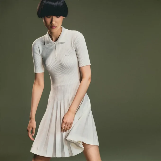 Abito da donna con colletto polo plissettato Abito da donna con colletto polo plissettato