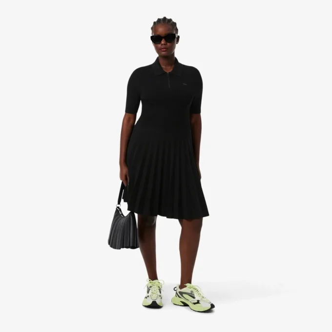 Abito da donna con colletto polo plissettato Abito da donna con colletto polo plissettato