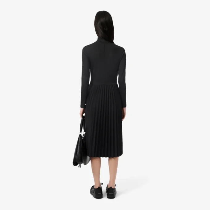 Abito da donna slim fit con collo alto Abito da donna slim fit con collo alto