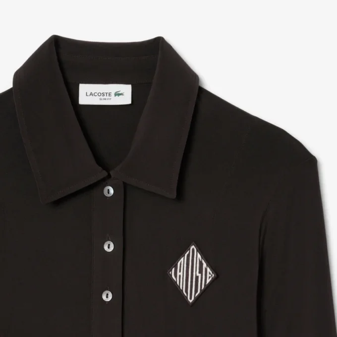 Abito polo slim fit con stemma ricamato Abito polo slim fit con stemma ricamato