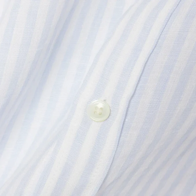 Camicia da uomo in lino a righe dal taglio regolare Camicia da uomo in lino a righe dal taglio regolare