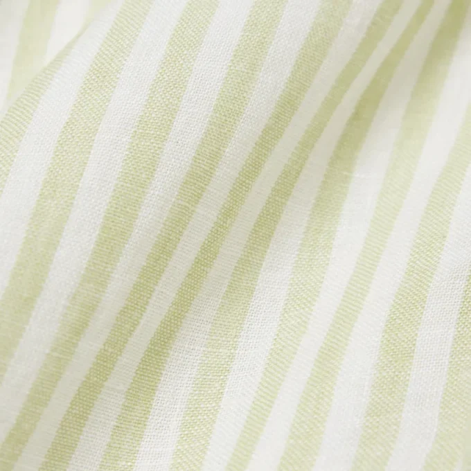 Camicia da uomo in lino a righe dal taglio regolare Camicia da uomo in lino a righe dal taglio regolare