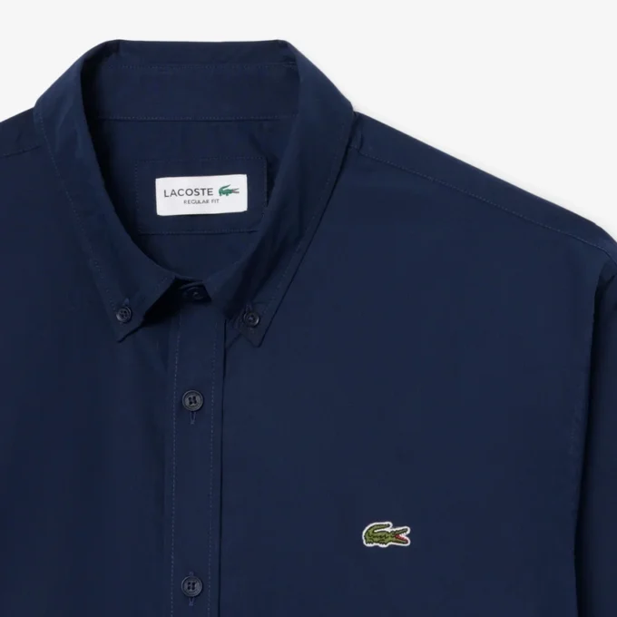 Camicia in popeline elasticizzato dalla vestibilità regolare Camicia in popeline elasticizzato dalla vestibilità regolare