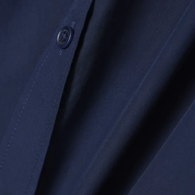 Camicia in popeline elasticizzato dalla vestibilità regolare Camicia in popeline elasticizzato dalla vestibilità regolare