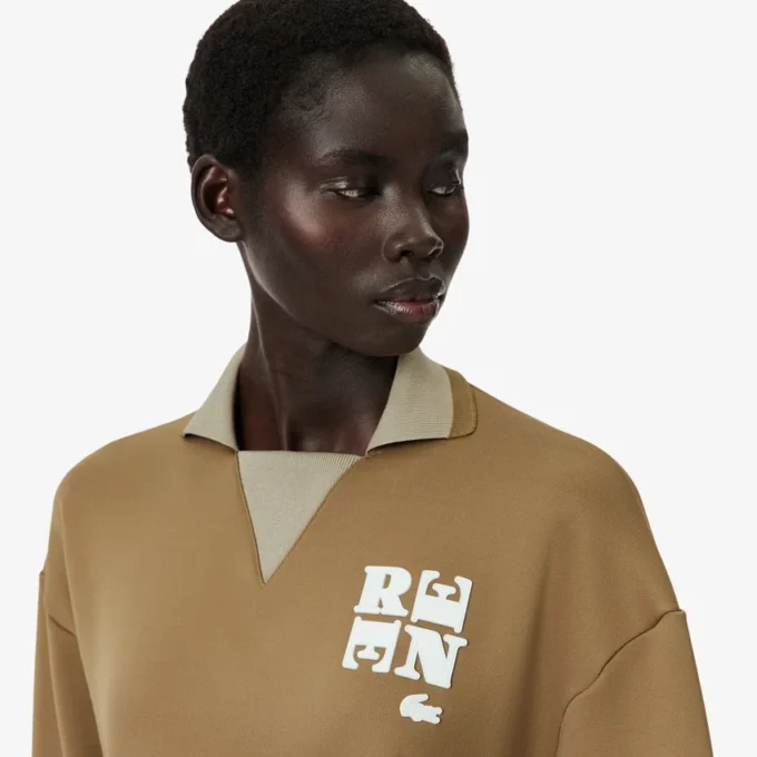 Felpa con colletto polo Runway e badge decorativo Felpa con colletto polo Runway e badge decorativo