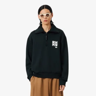 Felpa con collo alto, zip e badge decorativo