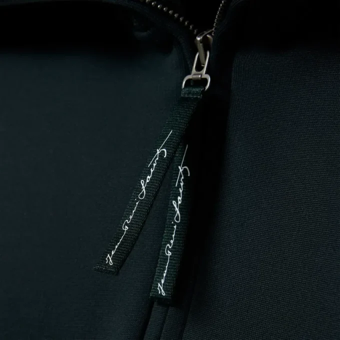 Felpa con collo alto, zip e badge decorativo Felpa con collo alto, zip e badge decorativo