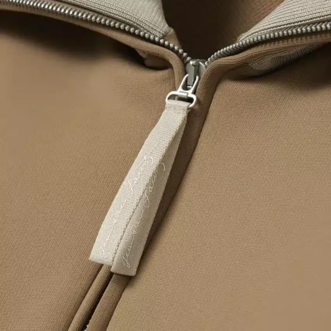Felpa con collo alto, zip e badge decorativo Felpa con collo alto, zip e badge decorativo