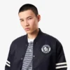 Giacca bomber da uomo idrorepellente con stemma ricamato Giacca bomber da uomo idrorepellente con stemma ricamato