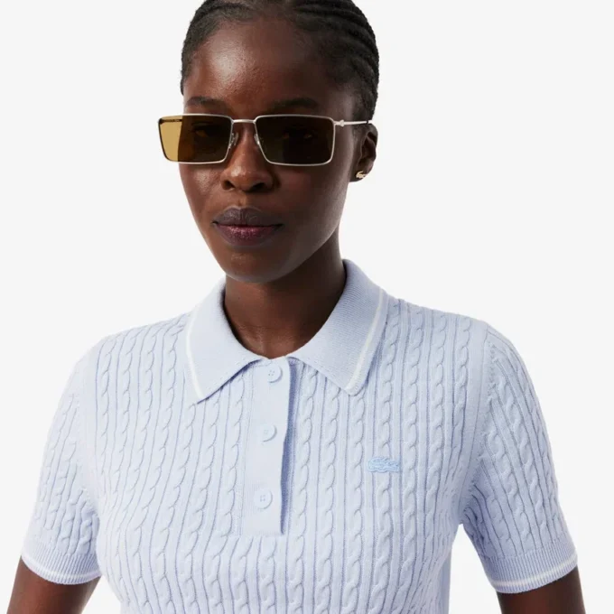 Maglione a righe con collo a polo e lavorazione a trecce Maglione a righe con collo a polo e lavorazione a trecce