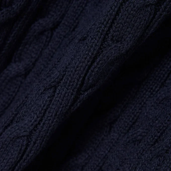Maglione a righe con collo a polo e lavorazione a trecce Maglione a righe con collo a polo e lavorazione a trecce