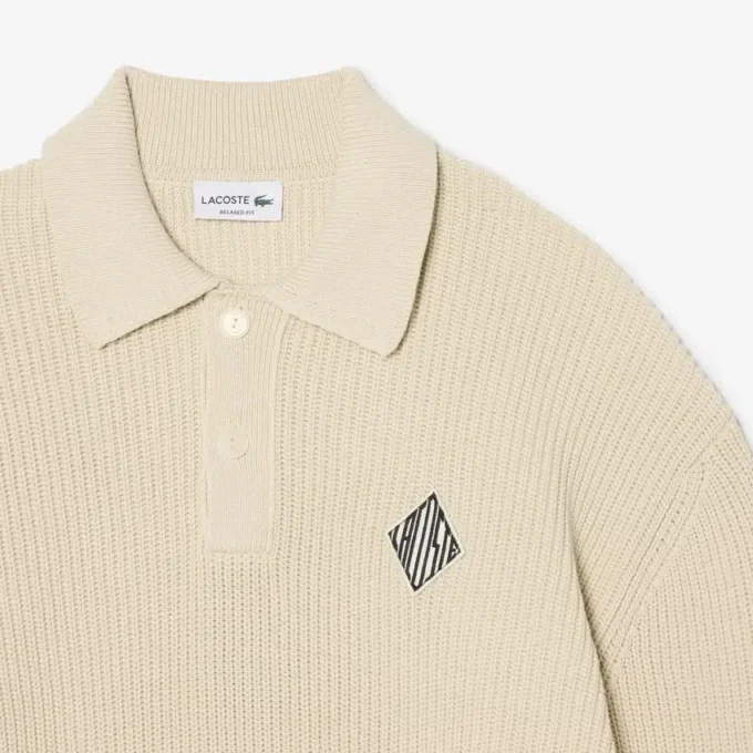 Maglione con collo a polo a coste perlate e dettaglio badge Maglione con collo a polo a coste perlate e dettaglio badge