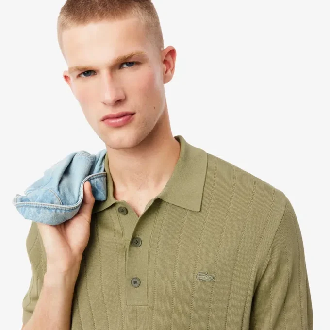 Maglione da uomo in maglia a costine fluida con collo a polo Maglione da uomo in maglia a costine fluida con collo a polo