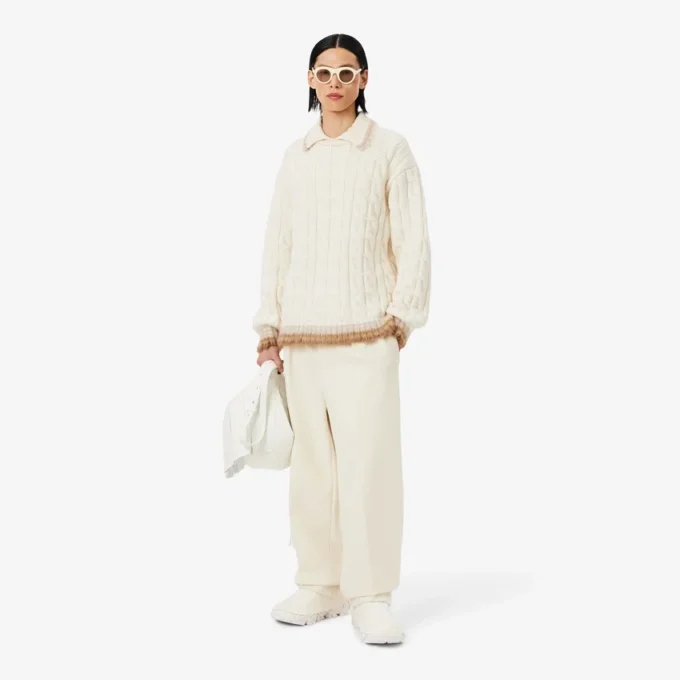 Maglione in lana con collo polo e lavorazione a trecce Maglione in lana con collo polo e lavorazione a trecce