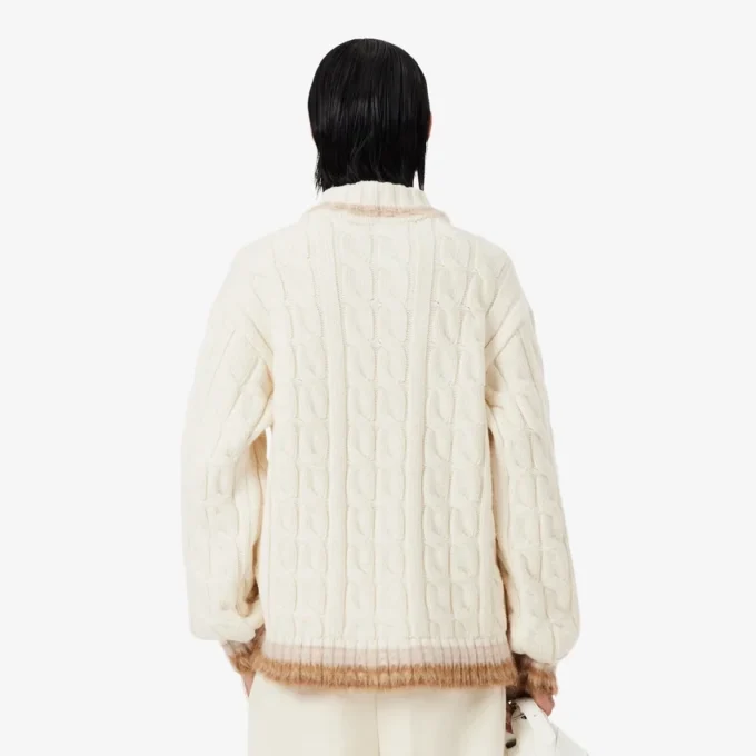 Maglione in lana con collo polo e lavorazione a trecce Maglione in lana con collo polo e lavorazione a trecce