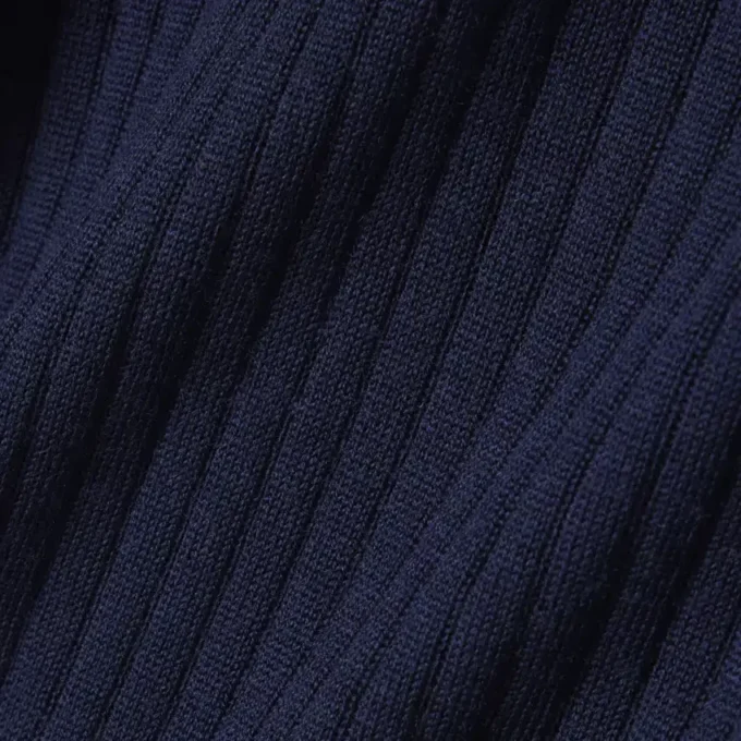 Maglione in lana merino con collo a polo e lavorazione a costine 3D Maglione in lana merino con collo a polo e lavorazione a costine 3D