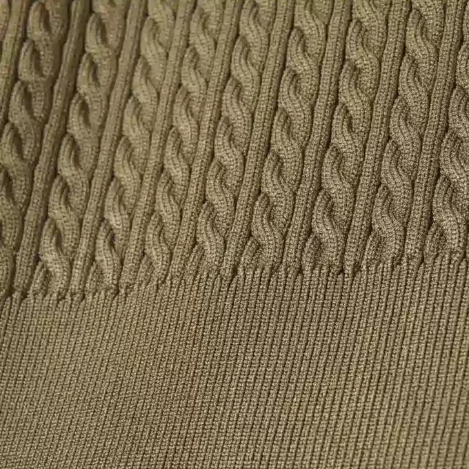 Maglione Runway con collo a polo e lavorazione a trecce Maglione Runway con collo a polo e lavorazione a trecce