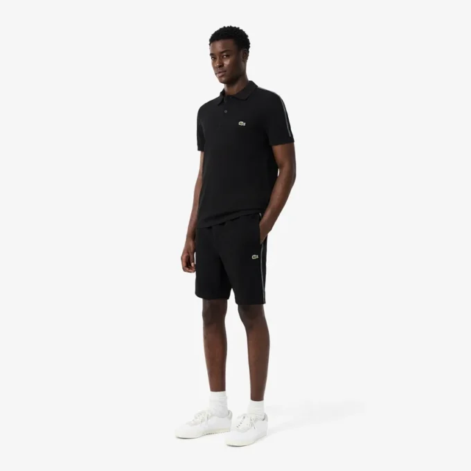 Pantaloncini in pile con striscia logo e vestibilità regolare Pantaloncini in pile con striscia logo e vestibilità regolare