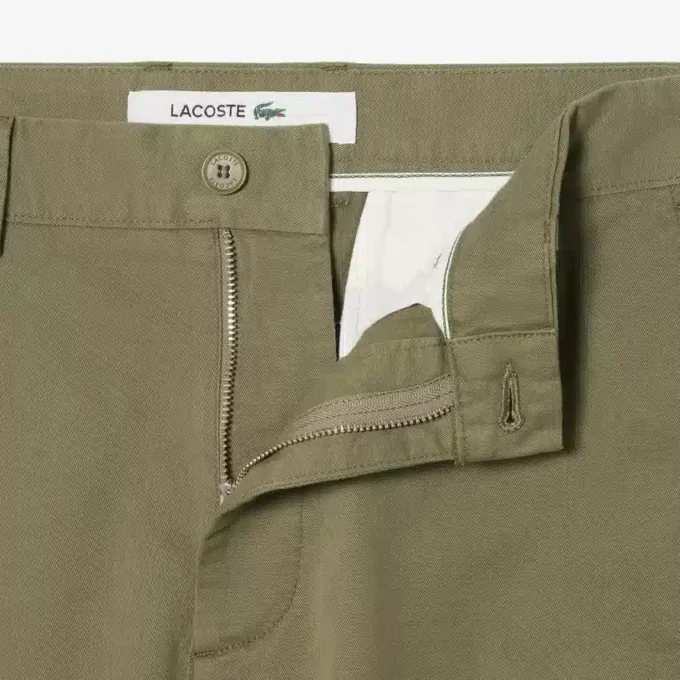 Pantaloni chino in cotone dalla vestibilità regolare Pantaloni chino in cotone dalla vestibilità regolare