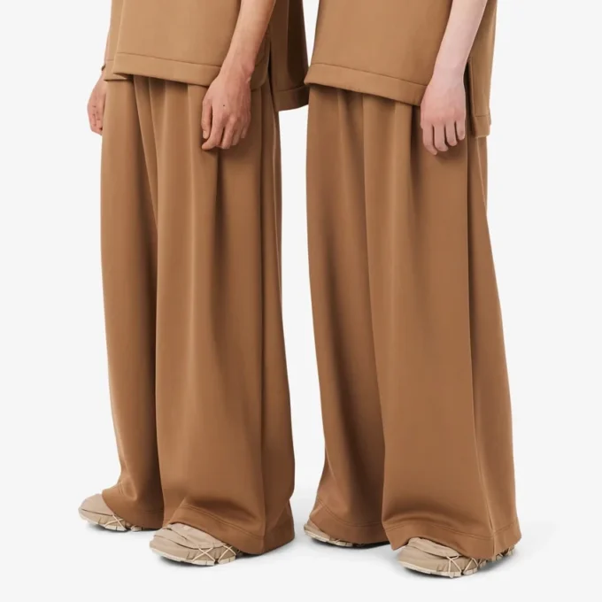 Pantaloni jogger in raso plissettato della collezione Runway Pantaloni jogger in raso plissettato della collezione Runway