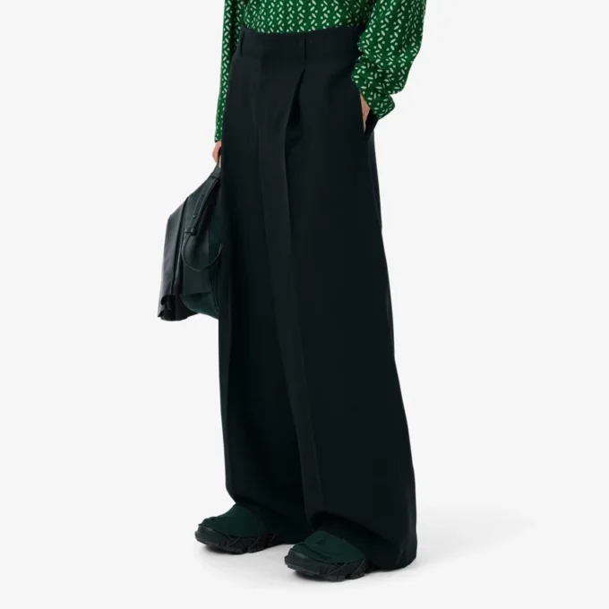 Pantaloni sartoriali in lana dal taglio ampio ispirati alle passerelle Pantaloni sartoriali in lana dal taglio ampio ispirati alle passerelle