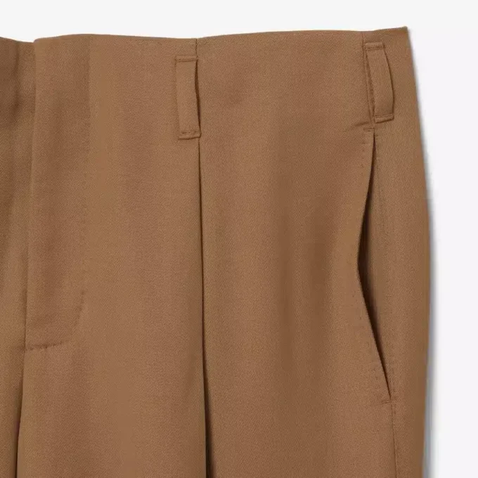 Pantaloni sartoriali in lana dal taglio ampio ispirati alle passerelle Pantaloni sartoriali in lana dal taglio ampio ispirati alle passerelle