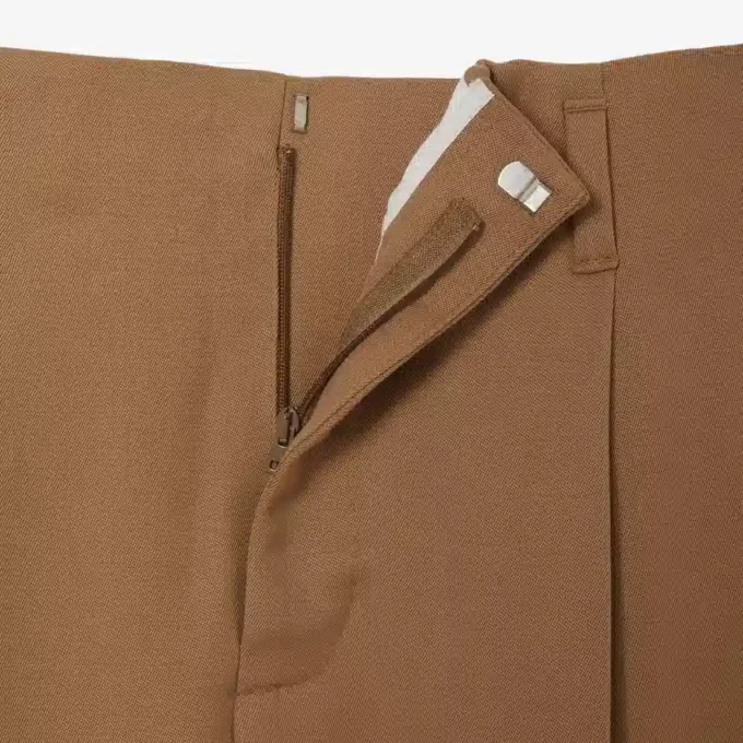 Pantaloni sartoriali in lana dal taglio ampio ispirati alle passerelle Pantaloni sartoriali in lana dal taglio ampio ispirati alle passerelle