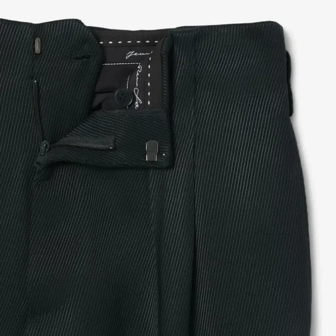 Pantaloni sartoriali in raso dalla vestibilità regolare della collezione Runway Pantaloni sartoriali in raso dalla vestibilità regolare della collezione Runway