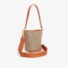 Piccola borsa a secchiello estiva in rafia Piccola borsa a secchiello estiva in rafia