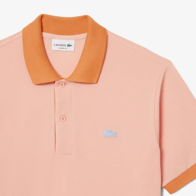 Polo a costine a contrasto dal taglio classico Polo a costine a contrasto dal taglio classico