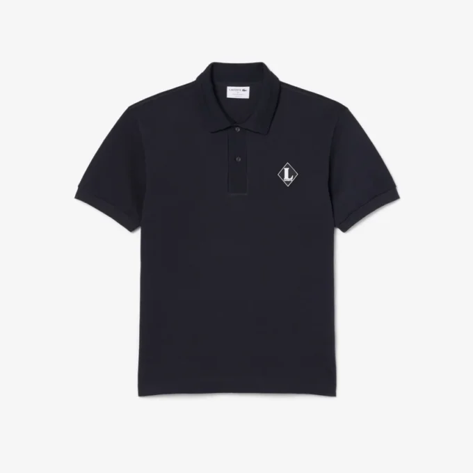 Polo con badge dalla vestibilità classica, prodotta in Francia Polo con badge dalla vestibilità classica, prodotta in Francia