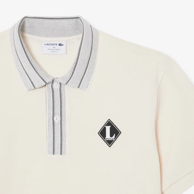 Polo con badge dalla vestibilità classica, prodotta in Francia Polo con badge dalla vestibilità classica, prodotta in Francia