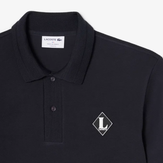 Polo con badge dalla vestibilità classica, prodotta in Francia Polo con badge dalla vestibilità classica, prodotta in Francia