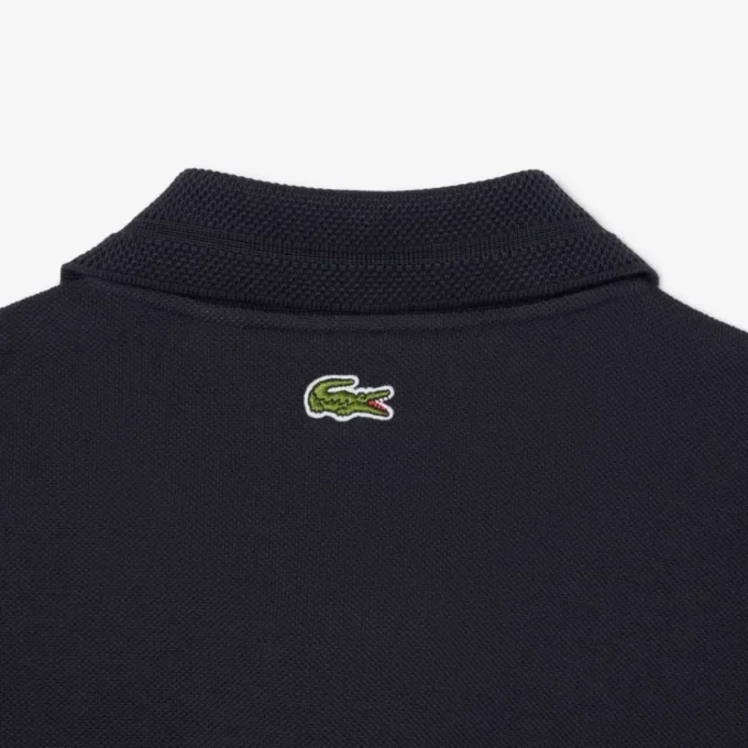 Polo con badge dalla vestibilità classica, prodotta in Francia Polo con badge dalla vestibilità classica, prodotta in Francia