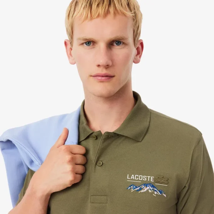 Polo da uomo in piqué con motivo ricamato e vestibilità classica Polo da uomo in piqué con motivo ricamato e vestibilità classica