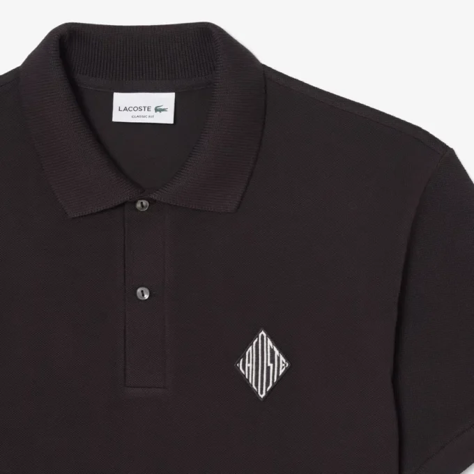 Polo in piqué con badge e vestibilità classica Polo in piqué con badge e vestibilità classica