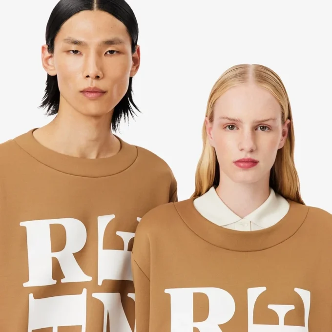 T-shirt con stampa grafica in raso Runway