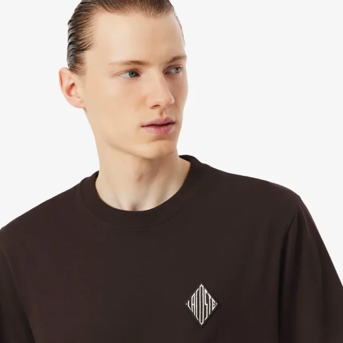 T-shirt dal taglio classico con grande stemma T-shirt dal taglio classico con grande stemma