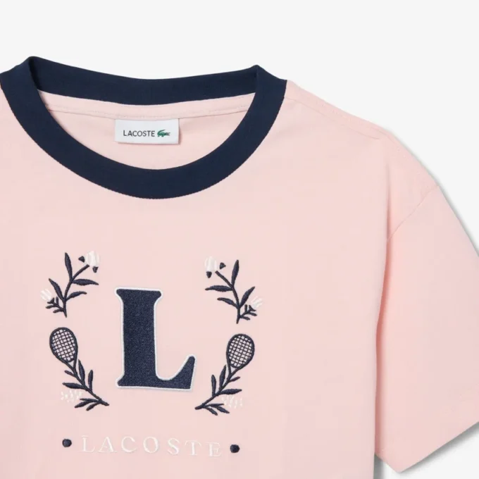 T-shirt in cotone con badge a contrasto T-shirt in cotone con badge a contrasto